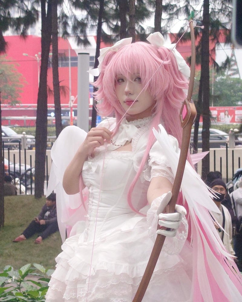 Cosplay phép thuật cầm gậy thần tóc hồng đáng yêu