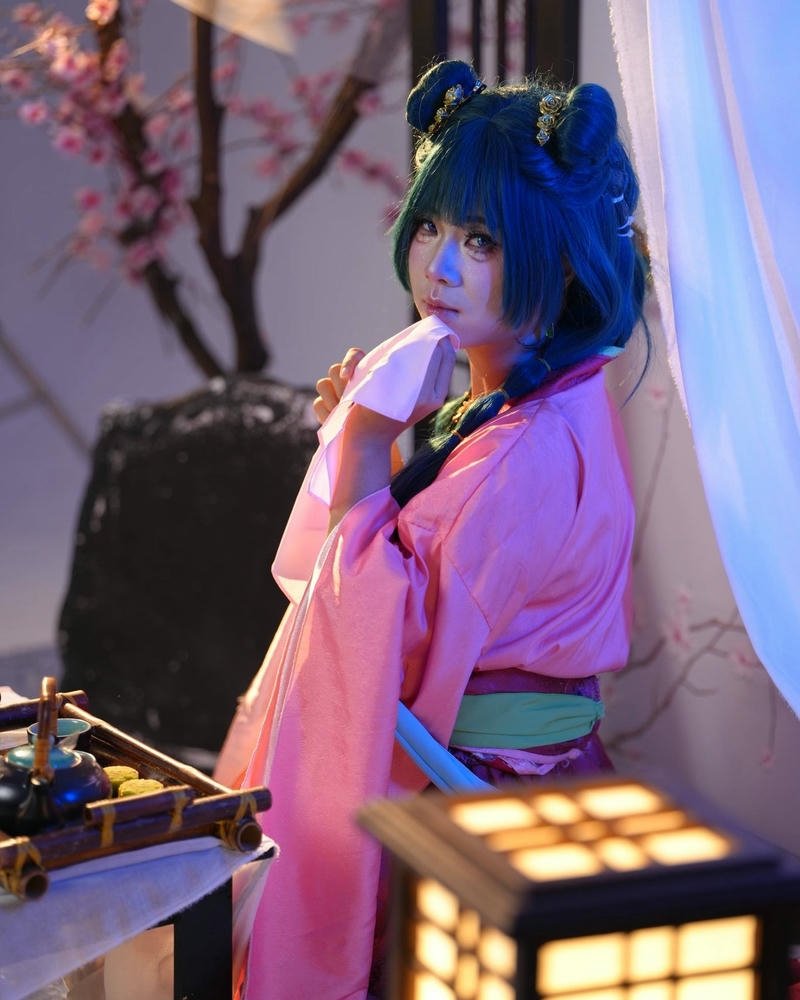 Cosplay tai mèo dễ thương mặc kimono tím ngồi đẹp