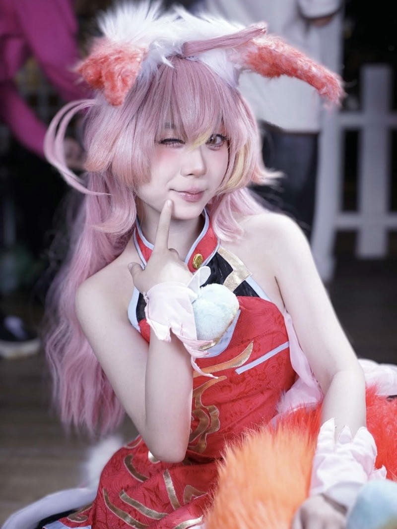 Cosplay thỏ ngọc váy đỏ rực rỡ tạo dáng xinh