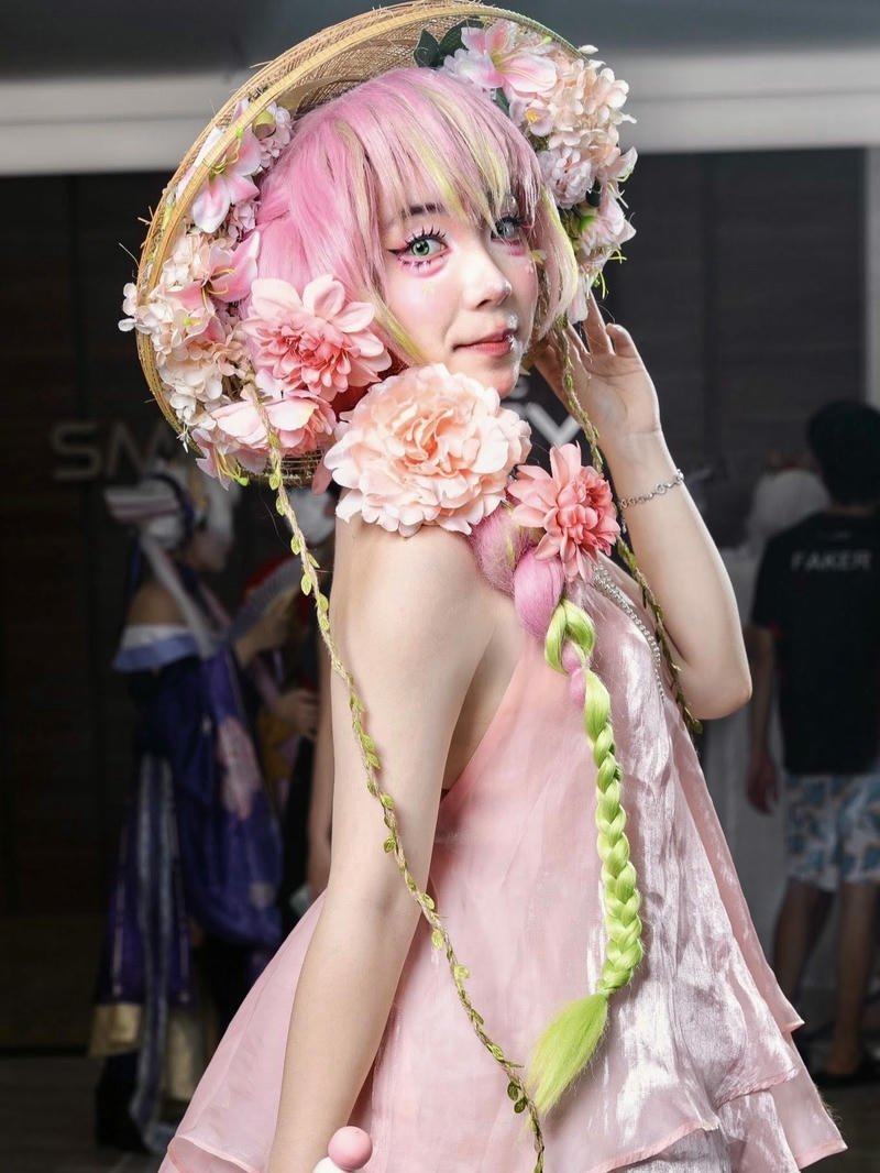Cosplay tiên nữ váy hồng hoa rực rỡ ngoài trời