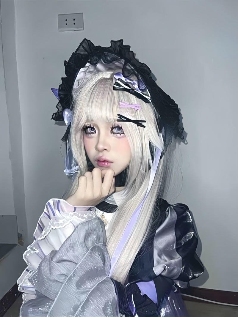 Cosplayer nữ phong cách gothic đội mũ đen tóc bạch kim