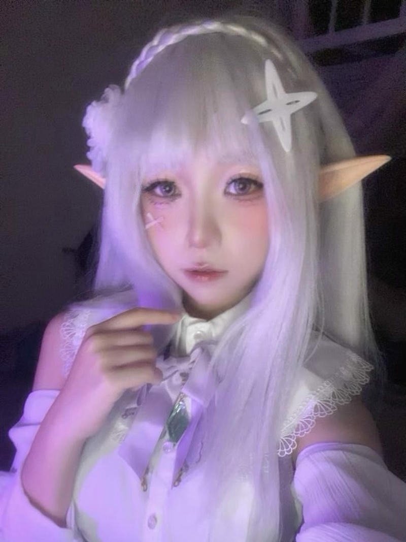 Cosplayer nữ tiên tộc tóc trắng tai dài váy trễ vai