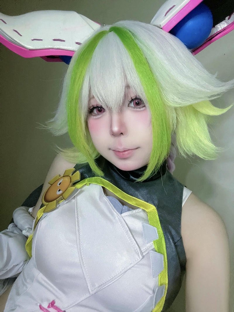 Cosplayer nữ tóc xanh lá trang phục chiến binh tương lai