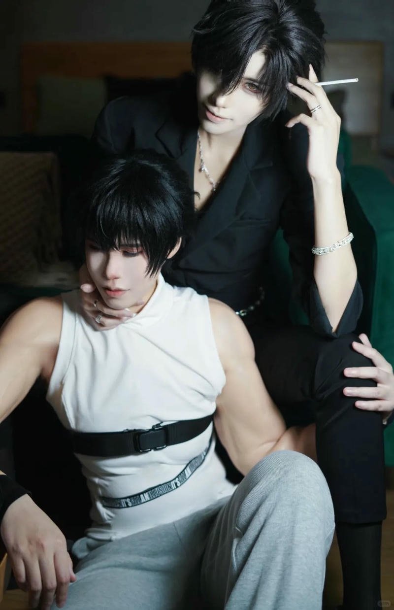 Couple đam mỹ mặc áo ba lỗ trắng khoe cơ bắp khỏe