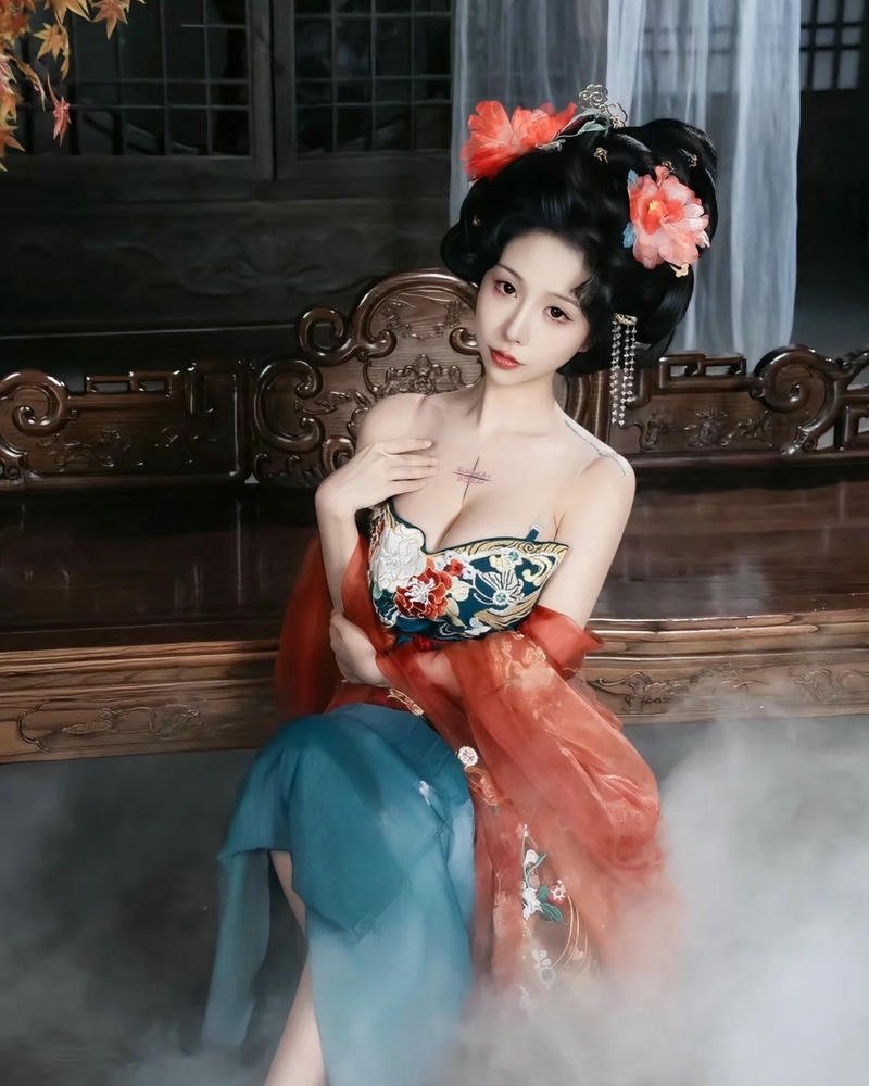 Gái đẹp cổ trang trang điểm đậm ngồi tạo dáng quyến rũ