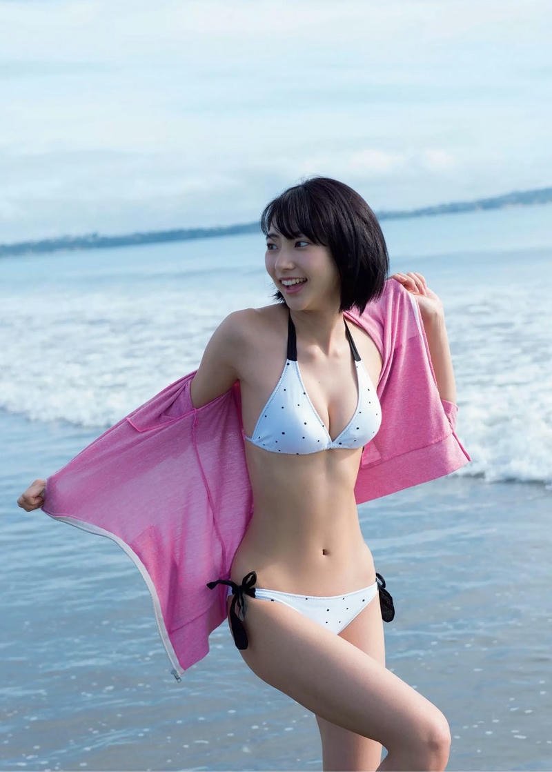 Gái nhật mặc bikini khoác áo đứng bãi biển