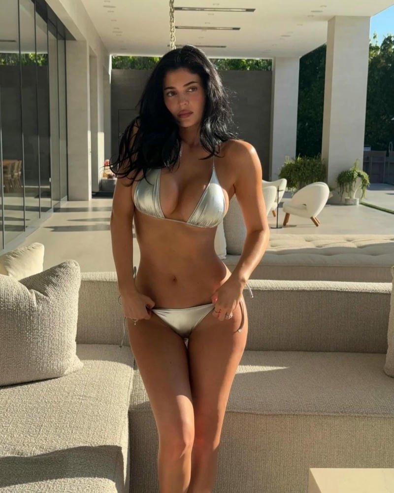 Gái tây mặc bikini trắng đứng trong không gian nghỉ dưỡng