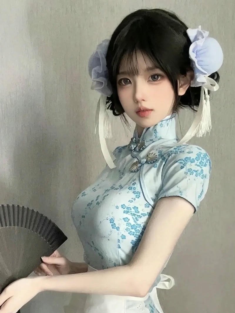Gái trung quốc cổ trang mặc sườn xám xanh họa tiết đẹp