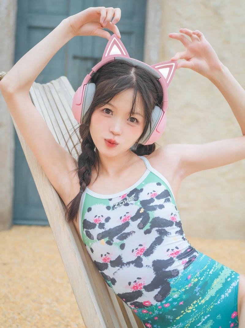 Gái trung quốc xinh đẹp đeo tai nghe mèo tạo dáng cute