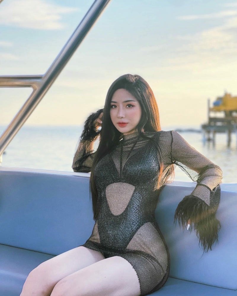 Gái xinh Phạm Hồng Nhung mặc bikini lưới ngồi ghế dài