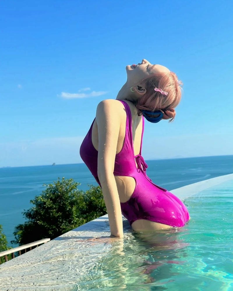 Gái xinh Trung Quốc mặc bikini ngồi thư giãn bên bể