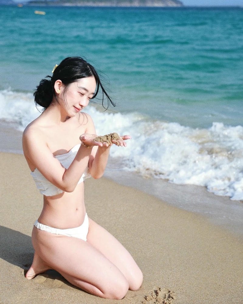 Gái xinh Trung Quốc mặc bikini quỳ tạo dáng trên cát
