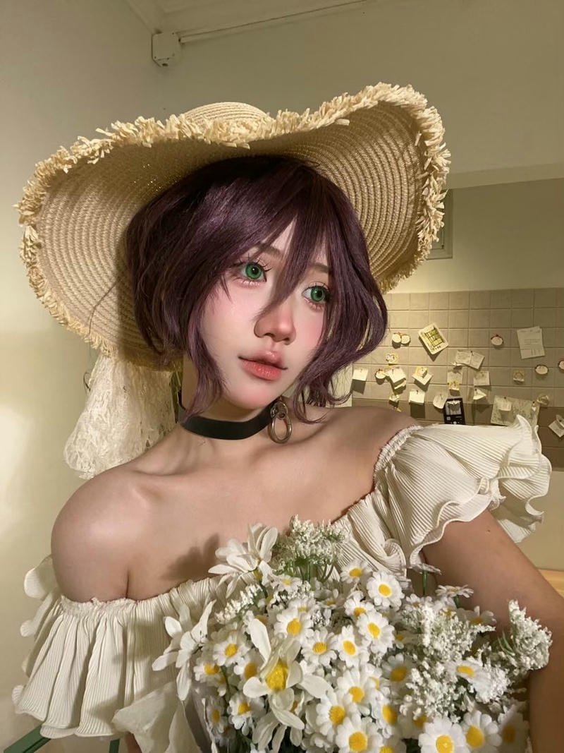 Gái xinh cosplay nhân vật anime đội mũ rơm mặc váy trắng