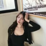 Gái xinh hàn quốc mặc áo đen ngồi chống cằm suy tư