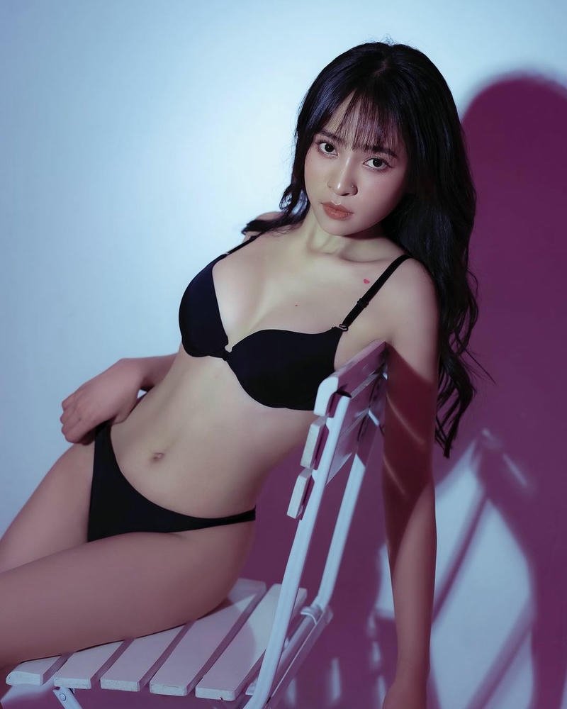 Gái xinh mặc bikini nhỏ chụp ảnh dưới ánh đèn