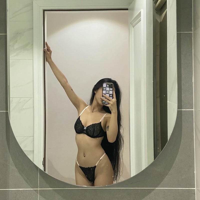 Gái xinh mặc bikini nhỏ selfie trước gương phòng