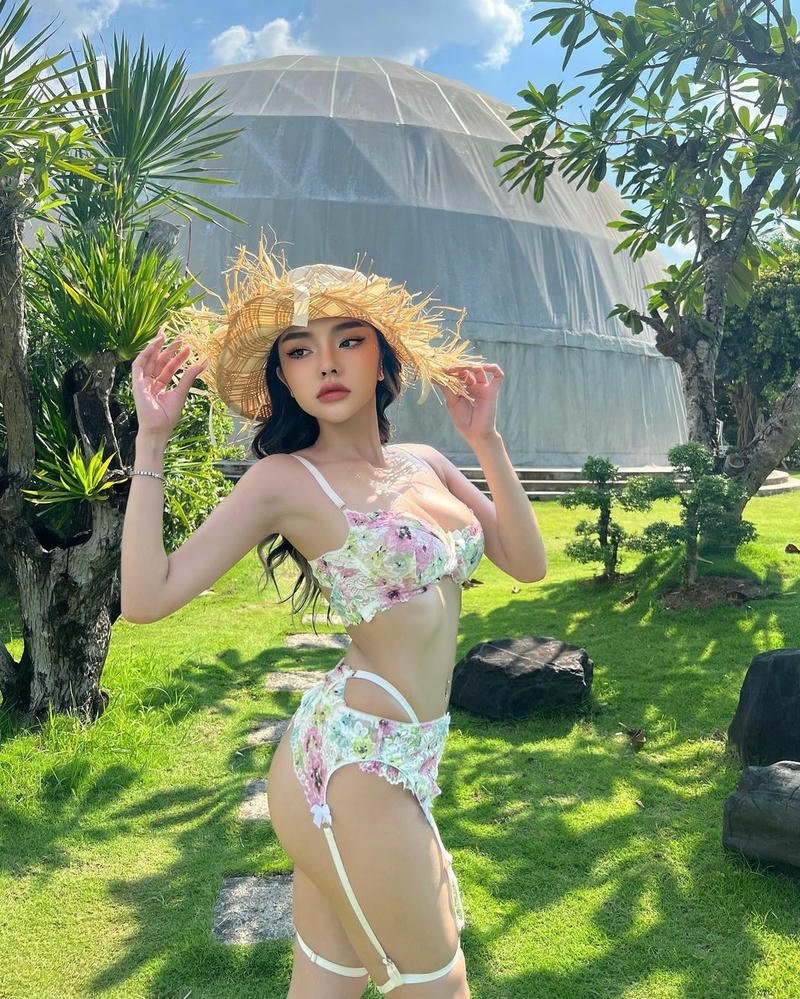 Gái xinh mặc bikini tạo dáng ngoài vườn xanh
