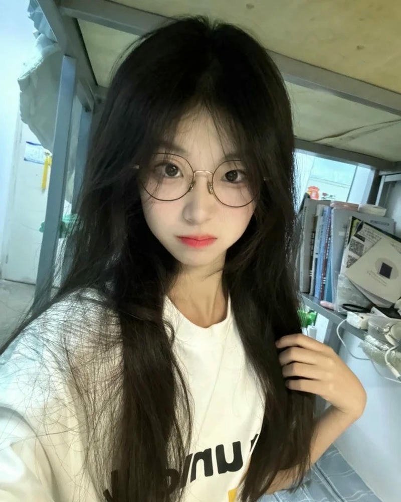 Gái xinh trung quốc đeo kính mặc áo phông trắng đẹp