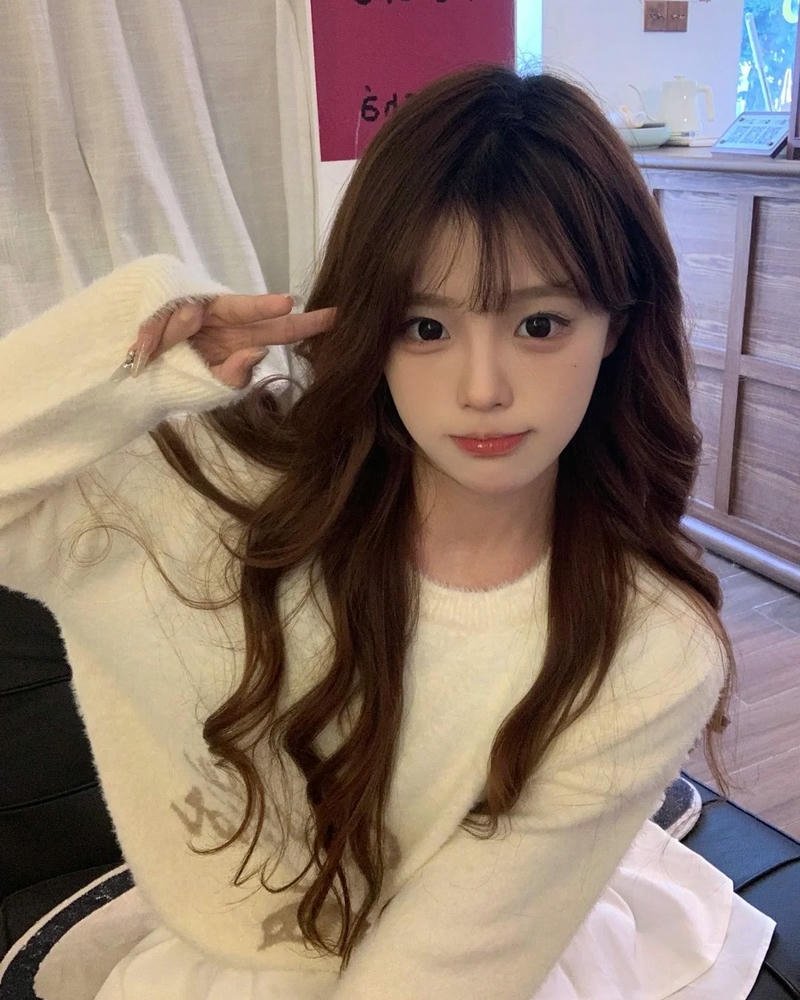 Gái xinh trung quốc mặc áo len trắng tạo dáng dễ thương