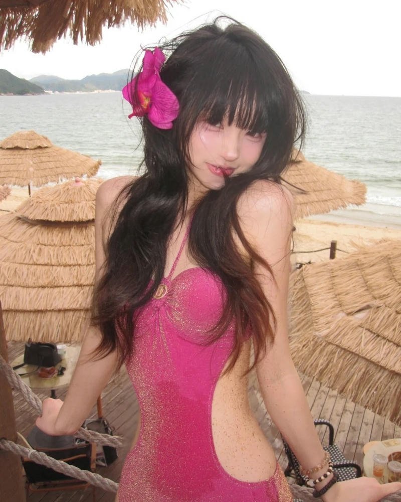 Gái xinh trung quốc mặc áo tắm hồng quay lưng quyến rũ