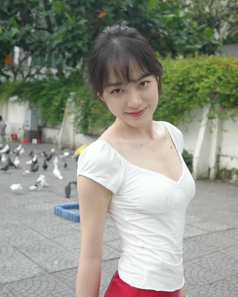 Gái xinh trung quốc mặc áo trắng váy đỏ ngoài trời