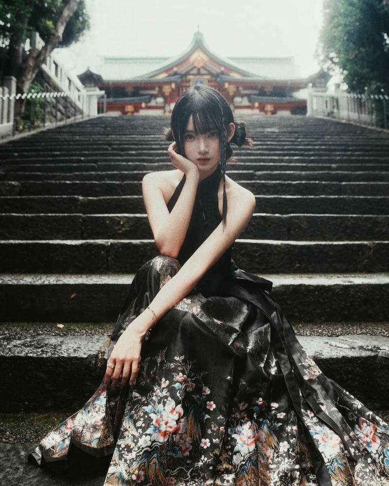 Gái xinh trung quốc mặc váy đen ngồi trên bậc thang