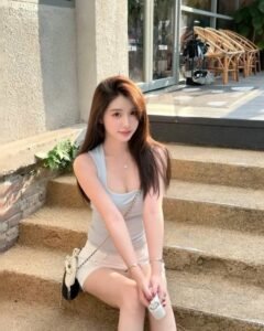 Gái xinh trung quốc mặc váy xám ngồi trên bậc thang nắng