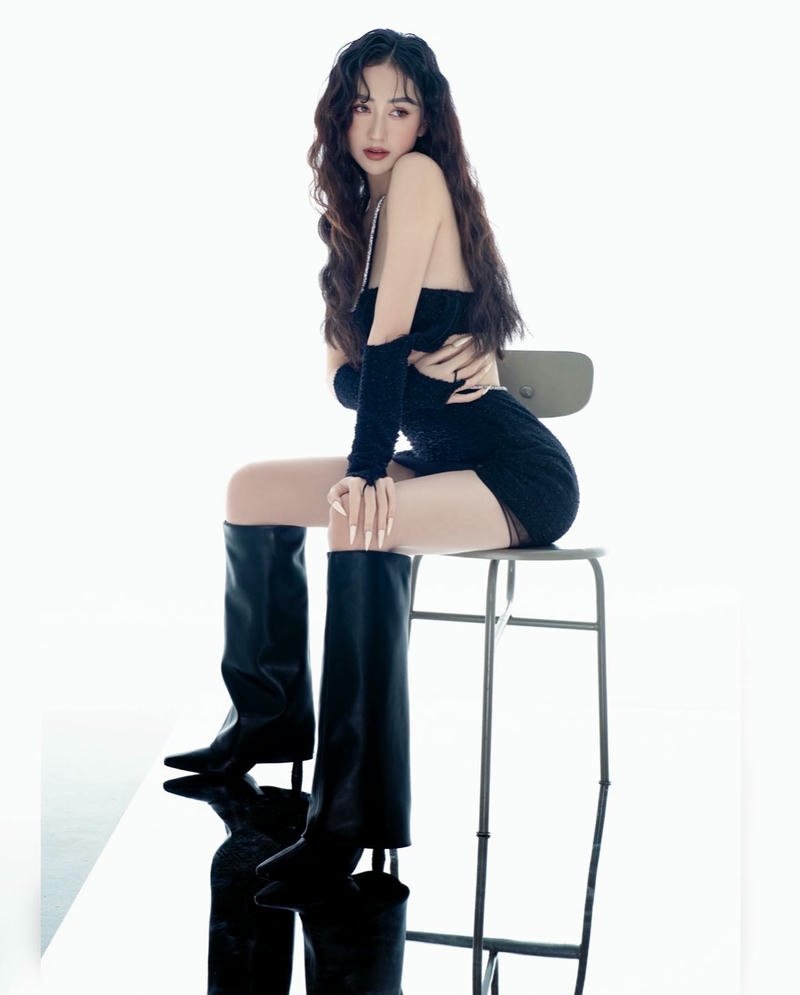 Hà Thu gợi cảm mặc đồ đen ngồi ghế cao khoe chân dài