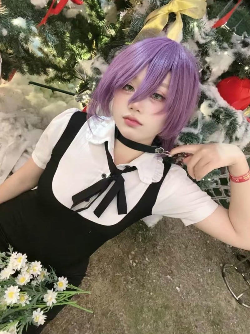 Hình ảnh hóa trang hầu gái tóc tím nằm trên cỏ