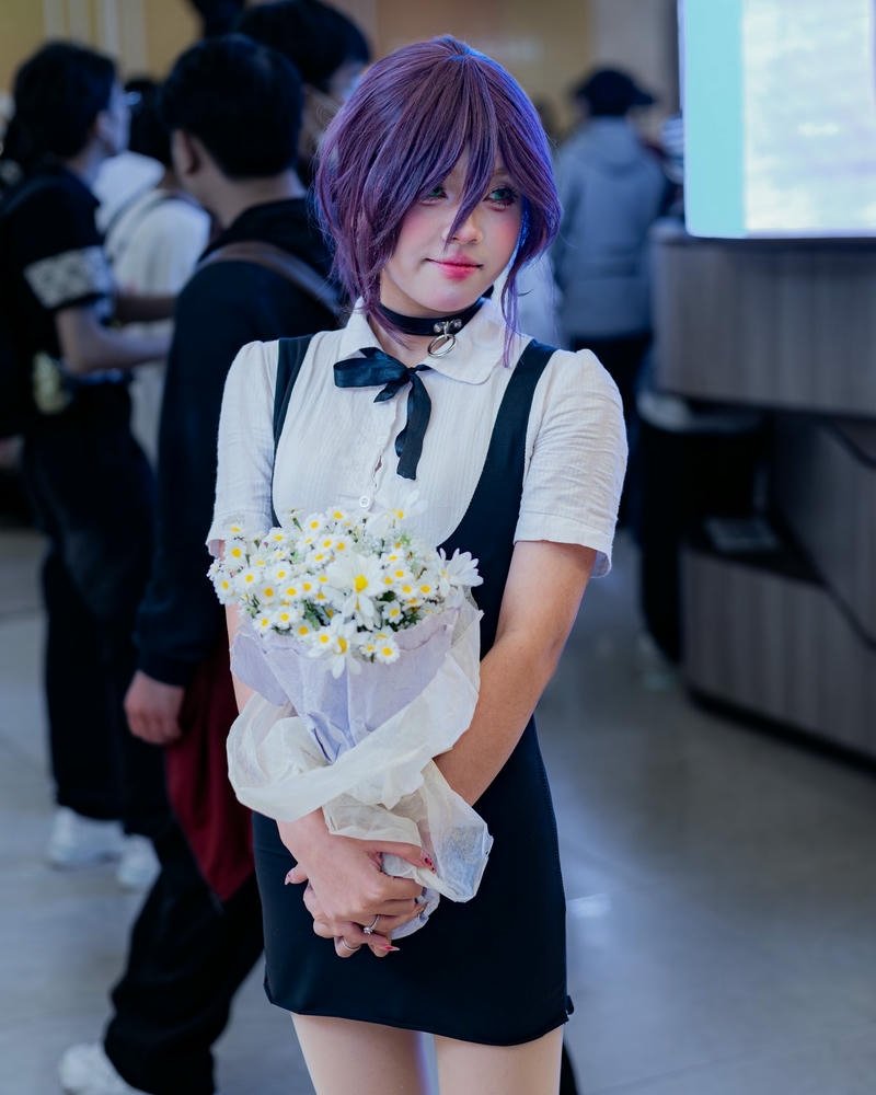 Hình ảnh hóa trang nam sinh tóc tím cầm bó hoa trắng