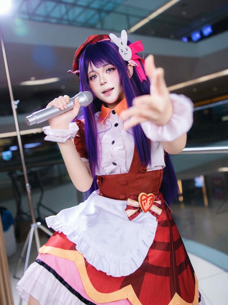 Hình ảnh hóa trang nữ hầu gái váy màu sắc rực rỡ