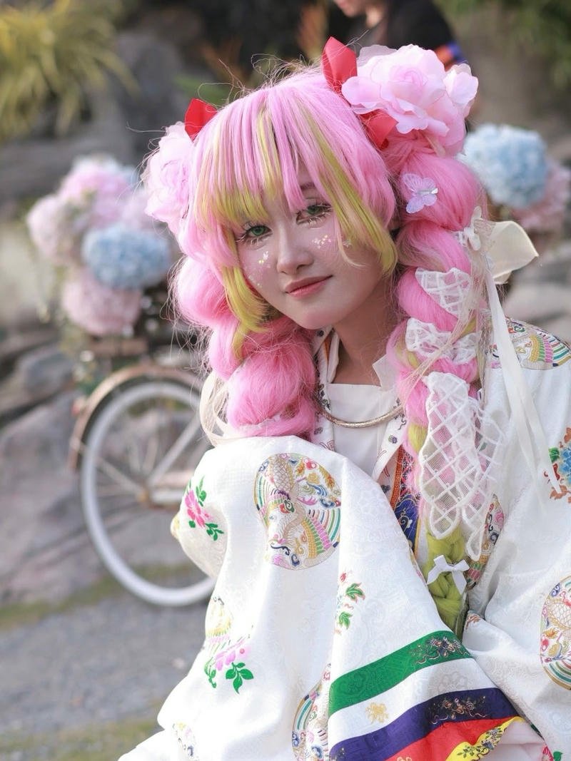 Hình ảnh hóa trang nữ mặc kimono cách điệu tóc hồng