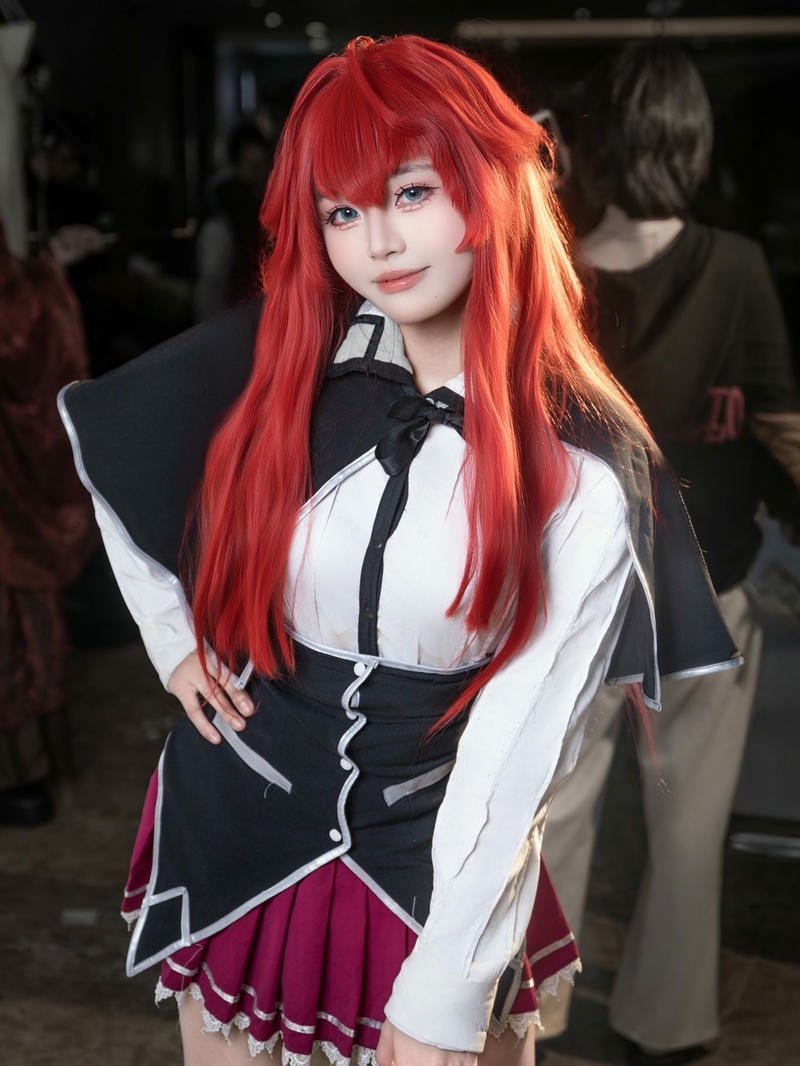 Hình ảnh hóa trang nữ sinh tóc đỏ váy đen đỏ đẹp