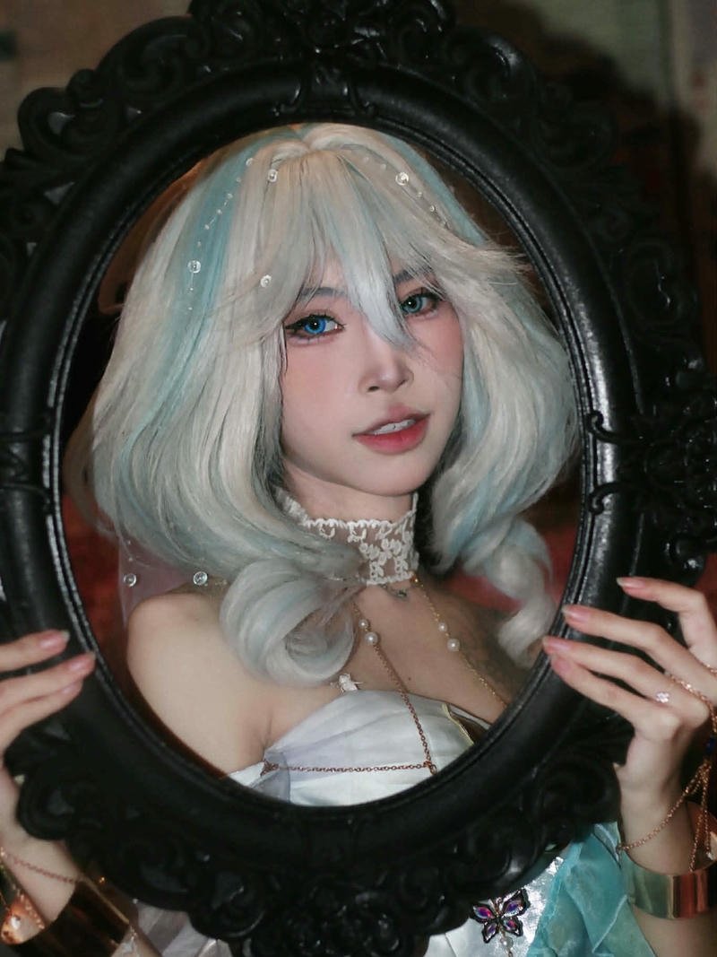 Hình ảnh hóa trang nữ tóc xanh cầm khung gương cổ điển