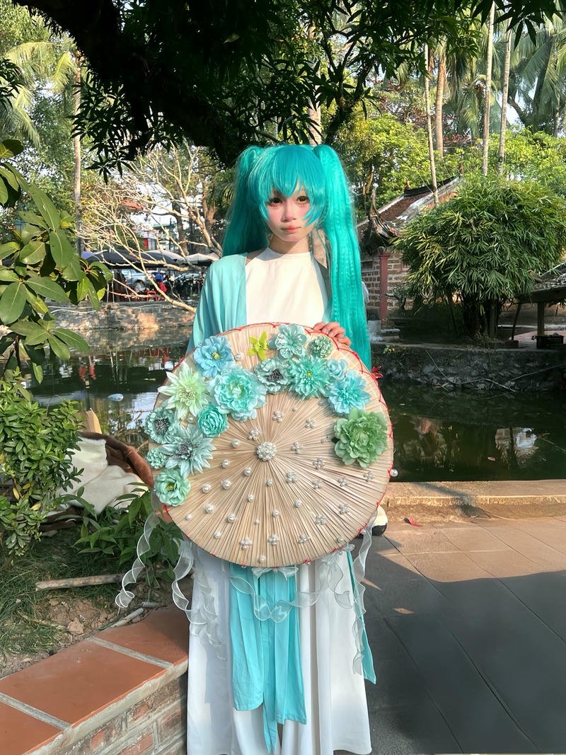 Hình ảnh hóa trang nữ tóc xanh mặc đồ cổ trang