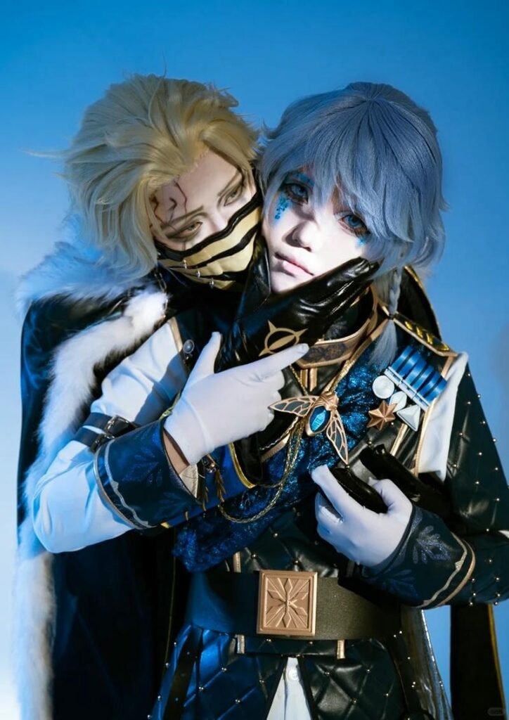 Hình cosplay đôi bối cảnh giả tưởng ánh sáng xanh bí ẩn