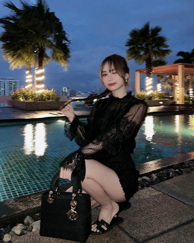 Hoàng Kim Chi quyến rũ mặc váy đen ngồi bên hồ bơi đêm