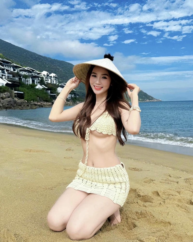 Hoàng Kim Chi xinh đẹp mặc bikini vàng quỳ trên cát trắng