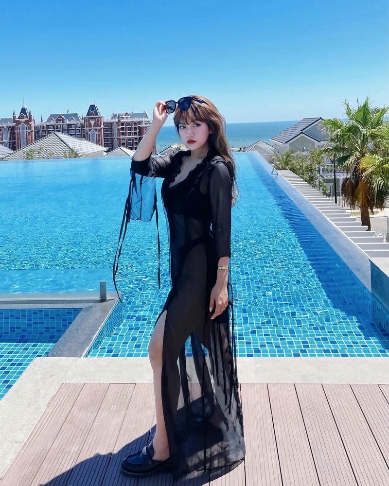 Hot girl Bảo Hân mặc váy đen đứng trước hồ bơi đẹp