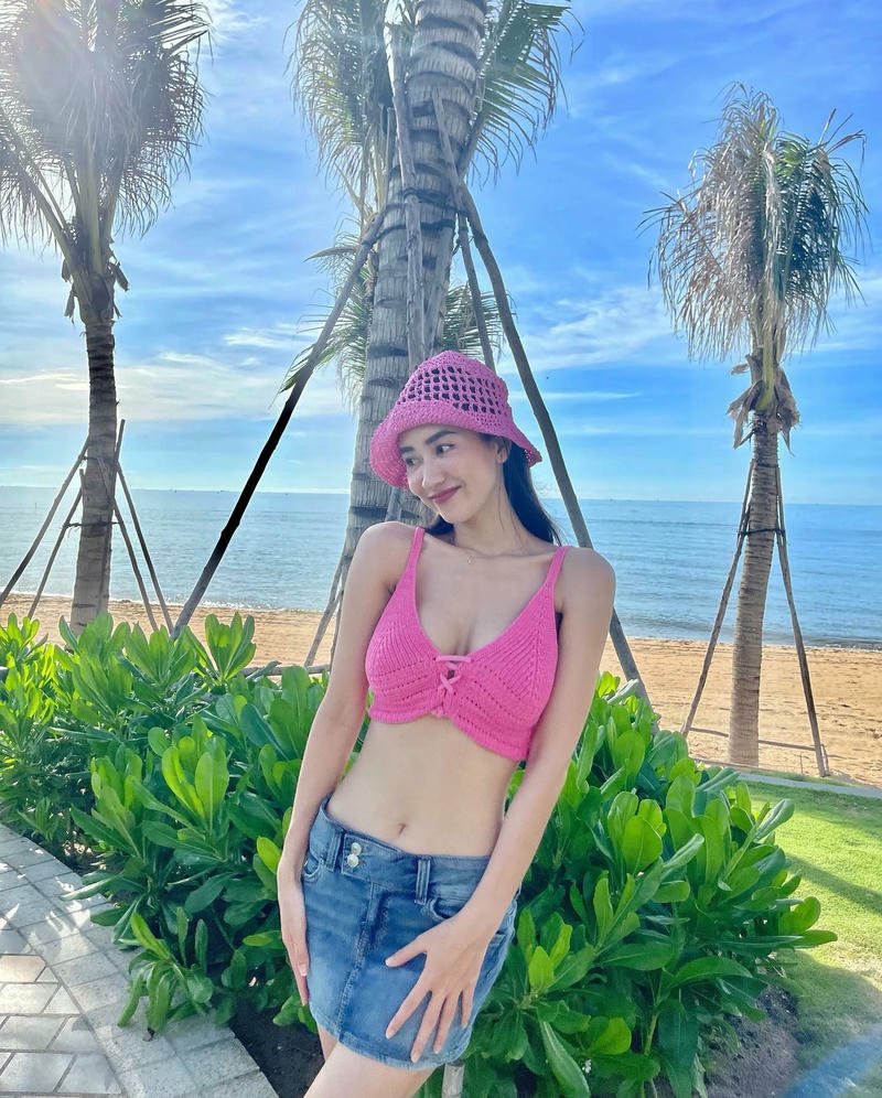 Hot girl Hà Thu mặc áo tắm hồng quần jean năng động