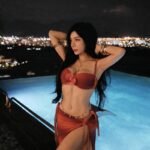 Hot girl Phạm Hồng Nhung mặc bikini cam ngắm cảnh đêm
