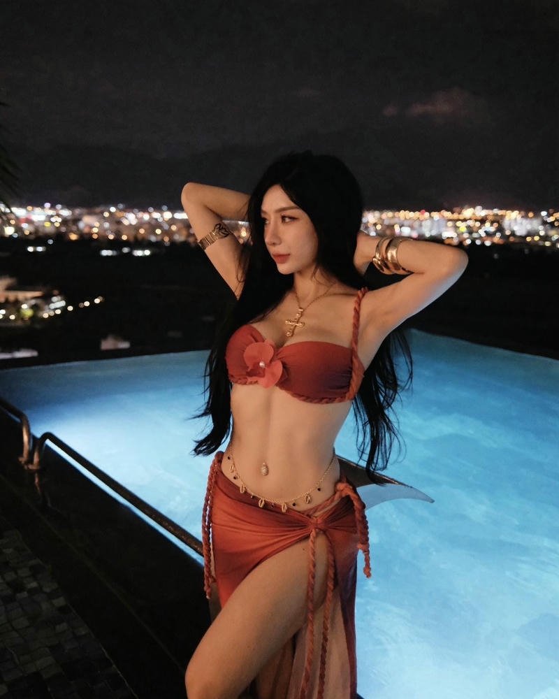 Hot girl Phạm Hồng Nhung mặc bikini cam ngắm cảnh đêm