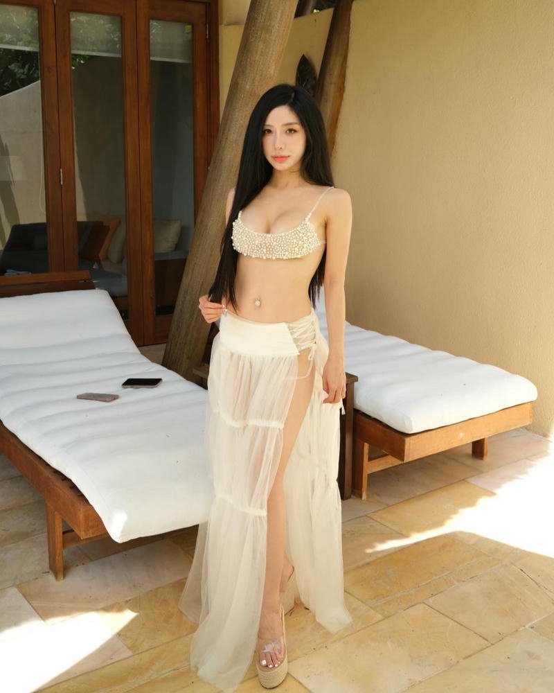 Hot girl Phạm Hồng Nhung mặc bikini trắng đứng nắng đẹp