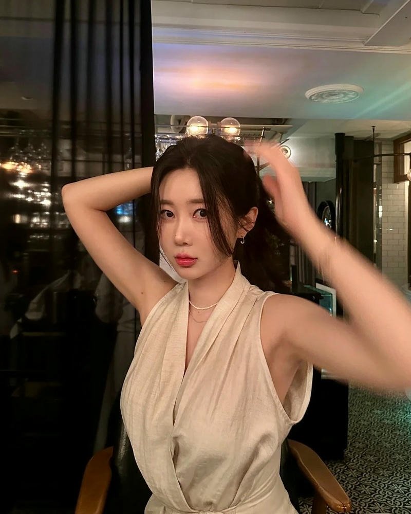 Hot girl hàn quốc mặc áo yếm be đi ăn tối sang