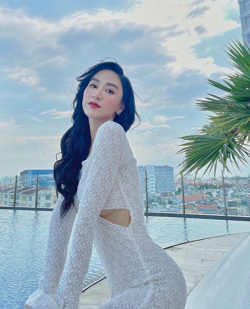 Mỹ nhân Hà Thu mặc áo lưới trắng đứng trong hồ bơi