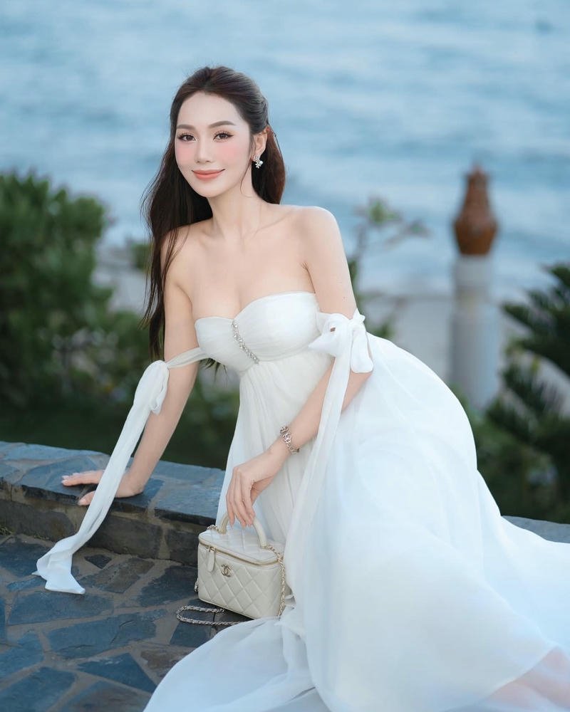 Mỹ nhân Hoàng Kim Chi mặc váy trắng ngồi trên mỏm đá