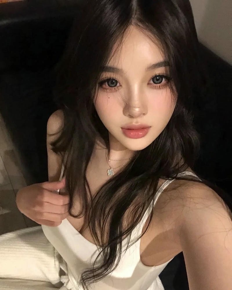 Mỹ nhân hàn quốc tóc dài đen mặc áo trắng gợi cảm