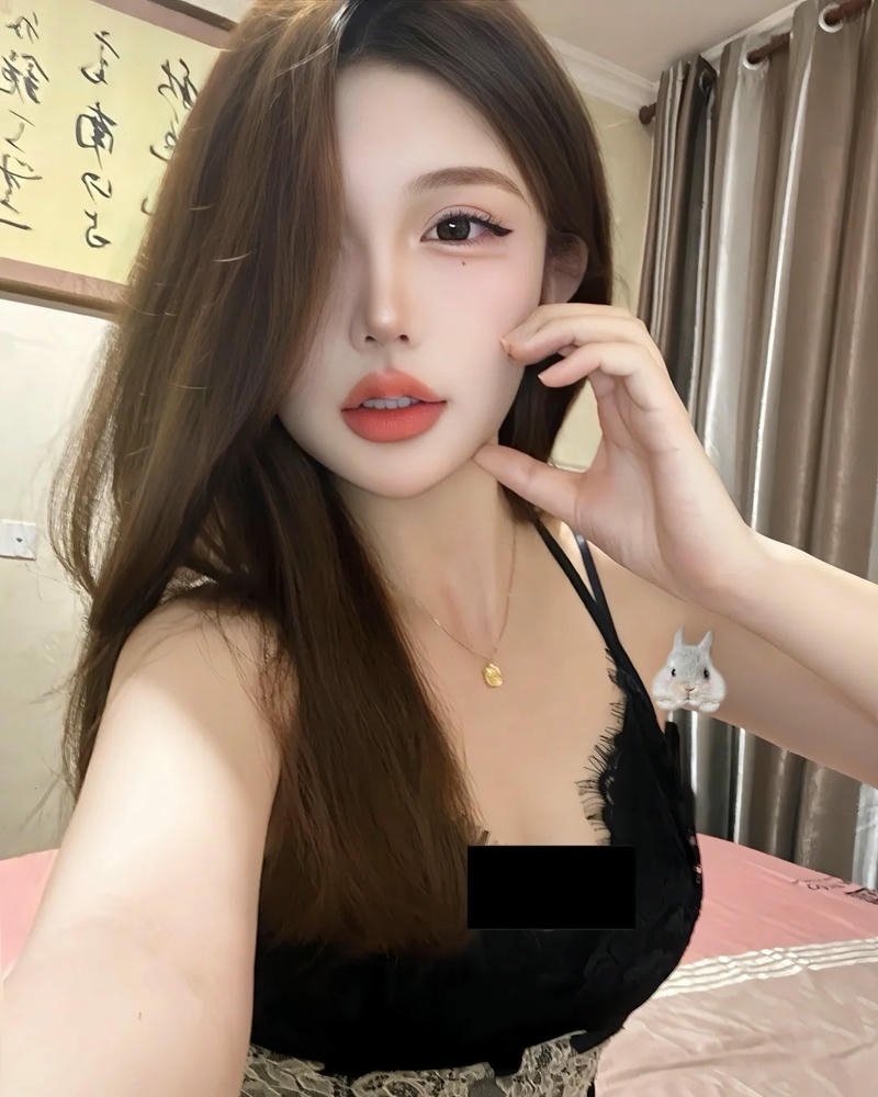 Mỹ nhân trung quốc tóc dài đen nhánh mặc áo đen