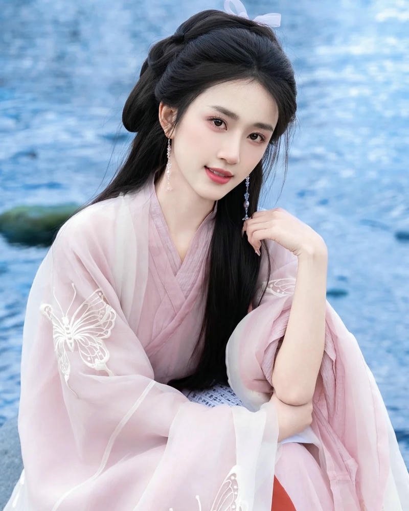 Mỹ nữ cổ trang váy hồng ngồi thẫn thờ bên khung cửa