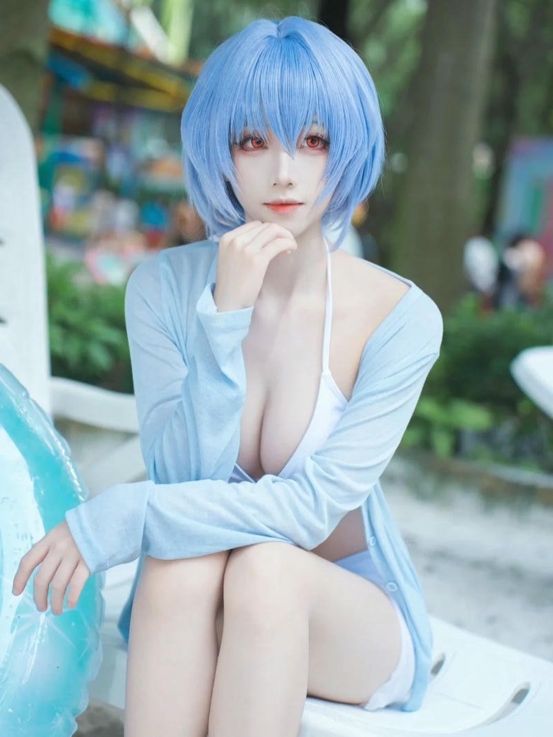 Người đẹp Trung Quốc bikini tạo dáng giữa thiên nhiên